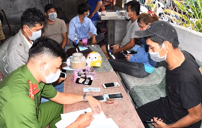 Những người bị bắt quả tang tại sới bạc.
