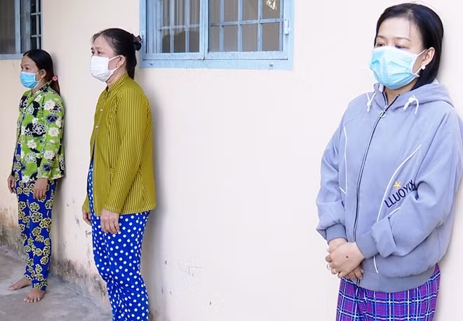 3 người phụ nữ bị bắt quả tang tại sới bạc.