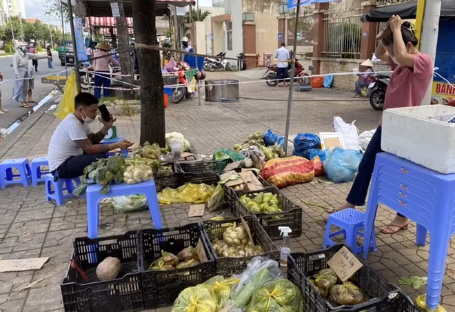 Người bán hàng và người đến mua hàng đều giữ khoảng cách.