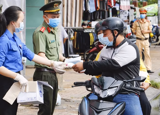 Cán bộ chiến sĩ ra quân tuyên truyền, phát khẩu miễn phí cho người dân.