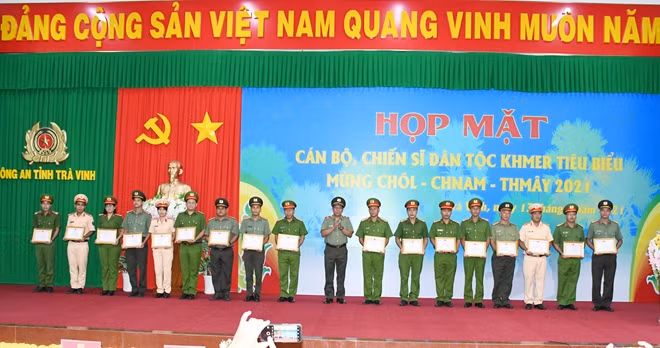 Các cá nhân có thành tích xuất sắc trong công tác được khen thưởng. Ảnh: Hồ Giang.