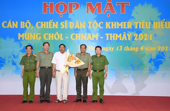 Ban Giám đốc Công an tỉnh tặng hoa Trung tướng Sơn Cang, Anh hùng lực lượng vũ trang nhân. Ảnh: Hồ Giang.