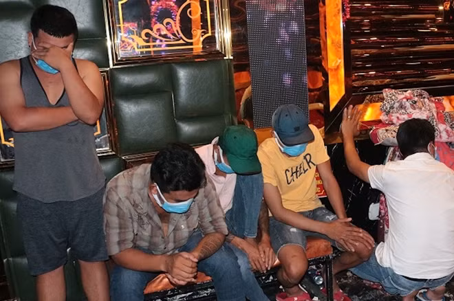 Lực lượng Công an phát hiện 30 người dương tính bên trong quán karaoke.