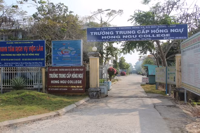 Khu cách ly Trường Trung cấp Hồng Ngự.