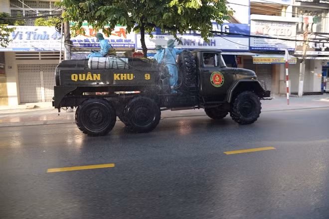 Quân khu 9 phun khử khẩn các tuyến đường ở TP Mỹ Tho.