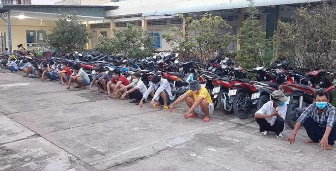 Nhóm người đánh bạc bị bắt quả tang.