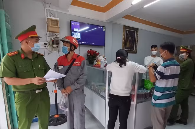 Công an phường 8 tuyên truyền Nghị định 137 cho người dân mua pháo hoa.