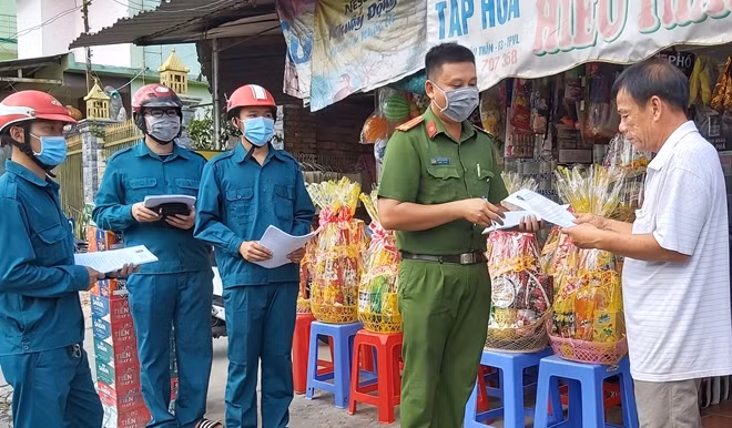 Công an phường 3 hướng dân hộ tiểu thương ký cam kết thực hiện phòng, chống vi phạm về pháo.