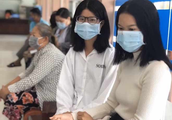 Các cháu học sinh tranh thủ ngày chủ nhật đến trụ sở Công an huyện Phong Điền làm thủ tục cấp CCCD.
