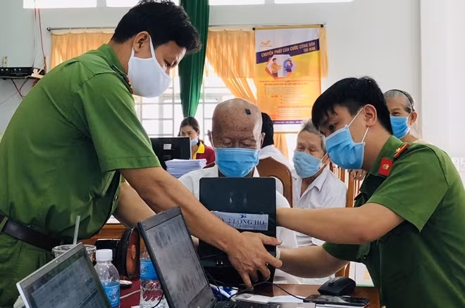Cán bộ chiến sĩ Công an huyện Long Hồ, làm thủ tục thu nhận hồ sơ cho cụ ông 103 tuổi.