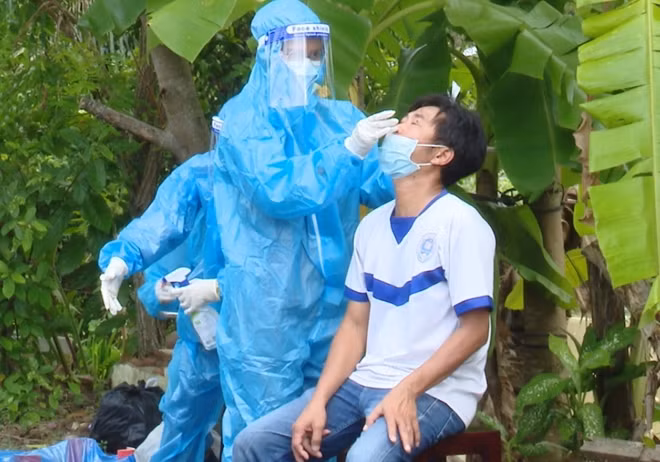 Cán bộ y tế lấy mẫu cho người dân ở phường An Hòa.