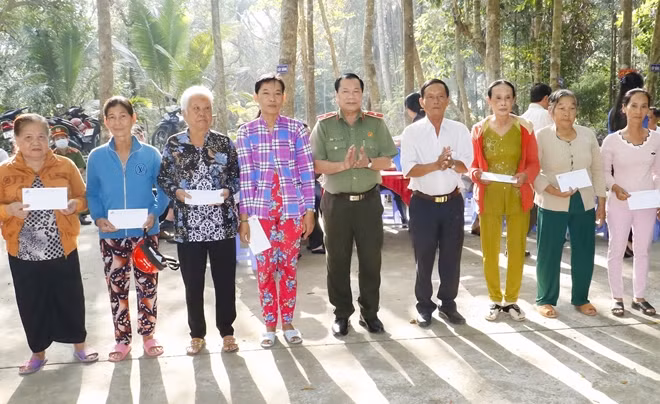Thiếu tướng Nguyễn Văn Thuận, Giám đốc Công an TP Cần Thơ tặng quà cho các gia đình chính sách.