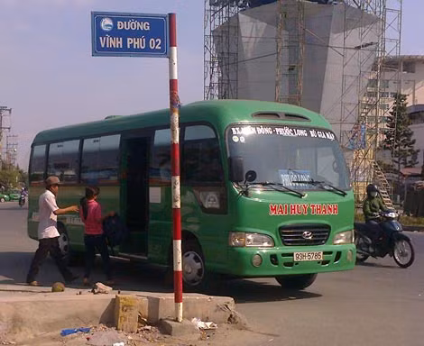 Một xe bắt khách tại khu vực cổng chào Bình Dương.