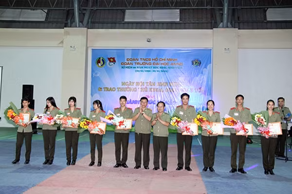 Đại tá Trịnh Đức Phong, Phó Hiệu trưởng tặng khen cho sinh viên đạt Giải thưởng Sinh viên 5 tốt.