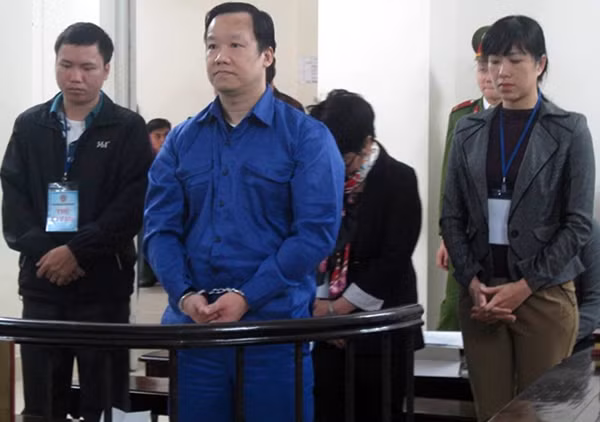 Hiệp (hàng đầu) và đồng phạm.
