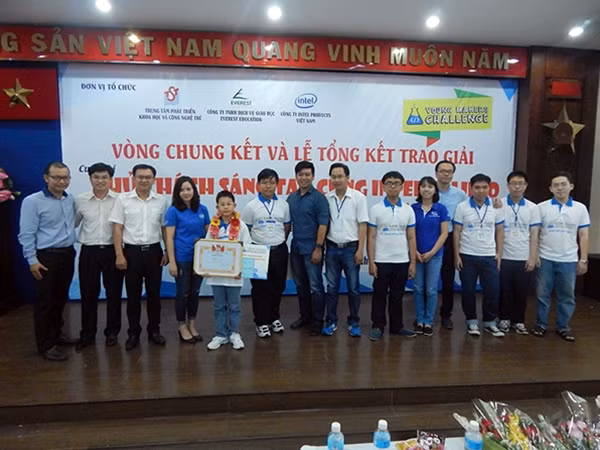 Cùng các tác giả đoạt giải khác của cuộc thi.