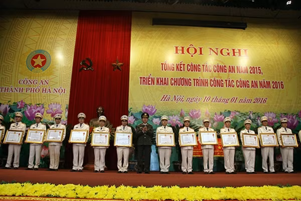 Thừa ủy quyền của Chủ tịch nước, Bộ trưởng Trần Đại Quang đã trao Huân chương của Chủ tịch nước tặng các tập thể, cá nhân xuất sắc.