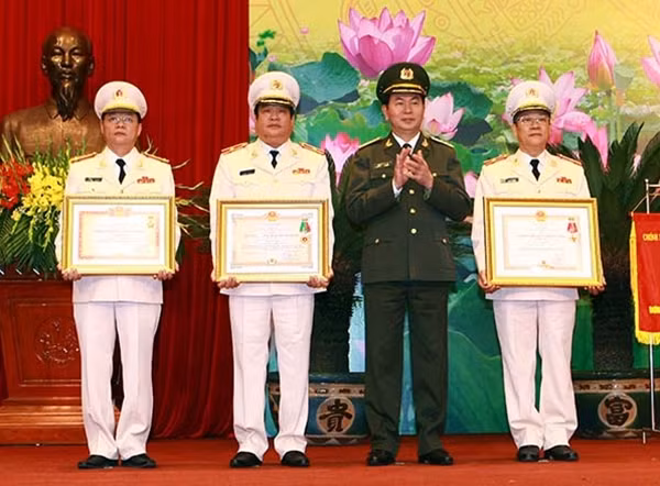 Thừa ủy quyền của Chủ tịch nước, Bộ trưởng Trần Đại Quang đã trao Huân chương của Chủ tịch nước tặng Thiếu tướng Lưu Quang Hợi và Thiếu tướng Bạch Thành Định và trao danh hiệu “ Chiến sĩ thi đua toàn quốc” tặng Đại tá Đào Thanh Hải.