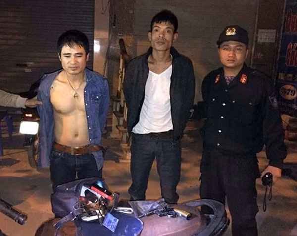 Hai người đàn ông bị lực lượng 141 bắt giữ.