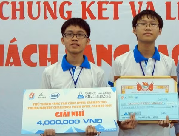 Phi Long, Trung Kiên của trường THPT Gia Định nhận giải Nhì.