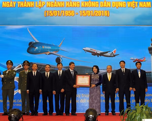 Đồng chí Nguyễn Thị Kim Ngân thay mặt Đảng, Nhà nước trao tặng Huân chương lao động hạng nhất cho Cục Hàng không Việt Nam.