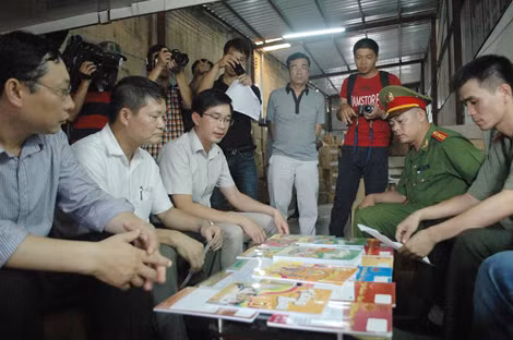 Đoàn kiểm tra liên ngành đã niêm phong, tạm giữ toàn bộ số hàng lậu tại kho của Công ty Văn Hiến.