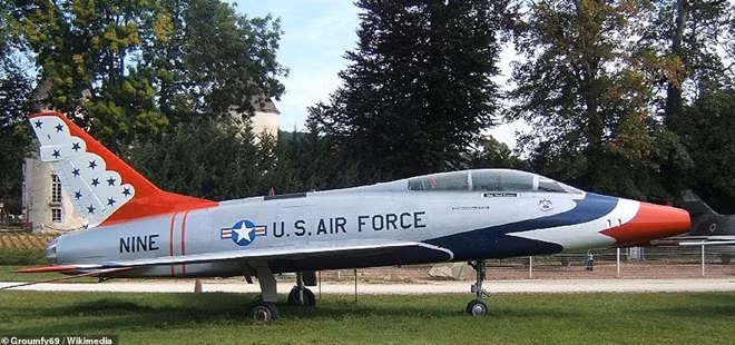 F-100F Super Sabre.