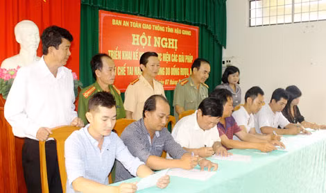 Công an thị xã Ngã Bảy vận động các hộ kinh doanh thức uống có cồn thực hiện chương trình “Quý khách uống rượu bia xong, nên nhờ người khác đưa về”.