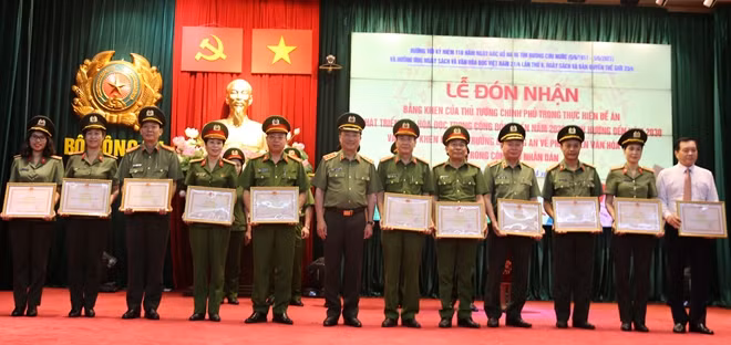 Thứ trưởng Nguyễn Văn Thành trao tặng Bằng khen của Bộ Công an cho các tập thể