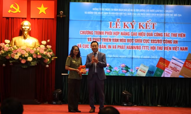 Cục trưởng Cục Xuất bản, In và Phát hành, ông Nguyễn Nguyên trao tặng sách cho Thư viện CAND