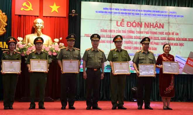 Các cá nhân nhận bằng khen của Bộ Công an vì có nhiều thành tích về phát triển văn hóa đọc trong CAND