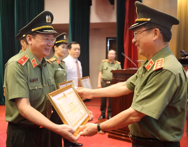 Thiếu tướng Mã Duy Quân, Phó Cục trưởng Cục Truyền thông CAND đón nhận Bằng khen của Bộ trưởng Bộ Công an tặng Cục Truyền thông CAND