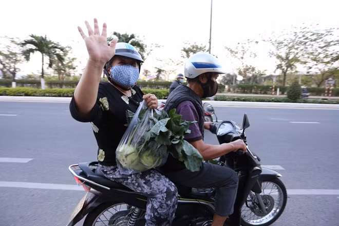 Nhiều phụ nữ, người lớn tuổi ở Đà Nẵng ngay biết thông tin, đã nhờ con cháu, bắt xe ôm tìm đến các điểm giải cứu mua nông sản Hải Dương.