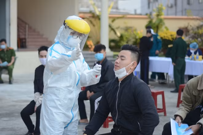 Thành phố Đà Nẵng tổ chức xét nghiệm COVID-19 cho 1.266 thanh niên chuẩn bị lên đường nhập ngũ.