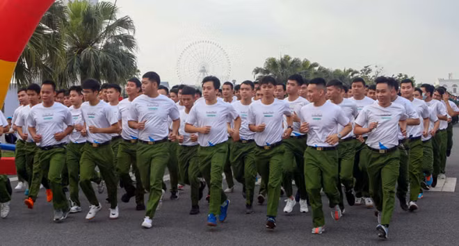 Các vận động viên tham gia ở nội dung chạy bộ đồng hành 1.000m và thi chạy đều tập thể dành cho khối lực lượng vũ trang.