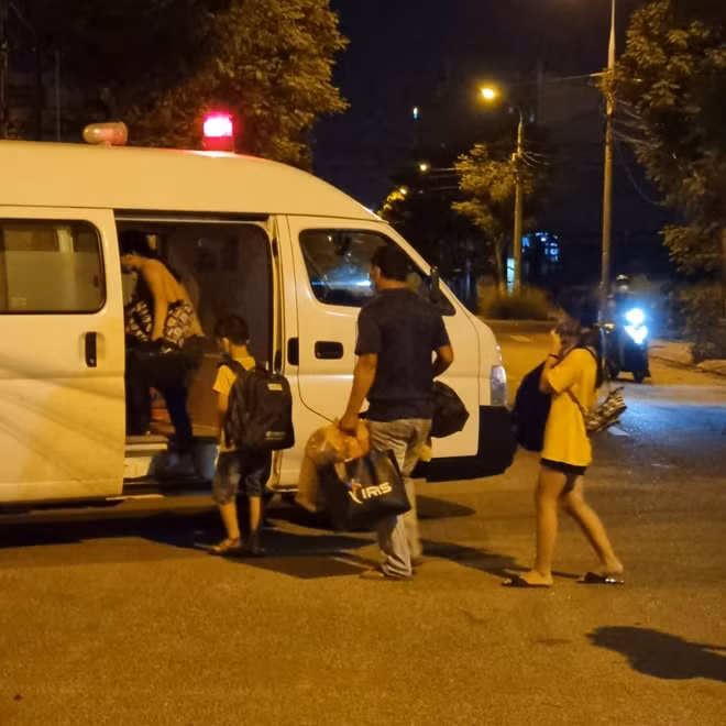 Khẩn cấp truy vết các ca nghi nhiễm COVID-19, đưa người dân đi cách ly trong đêm 11, rạng sáng 12/5.
