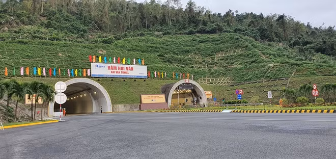 Công trình hầm đường bộ Hải Vân rút ngắn đáng kể đoạn đường qua đèo Hải Vân, nối liền TP Đà Nẵng và tỉnh Thừa Thiên Huế từ 21km xuống còn hơn 6,2km.