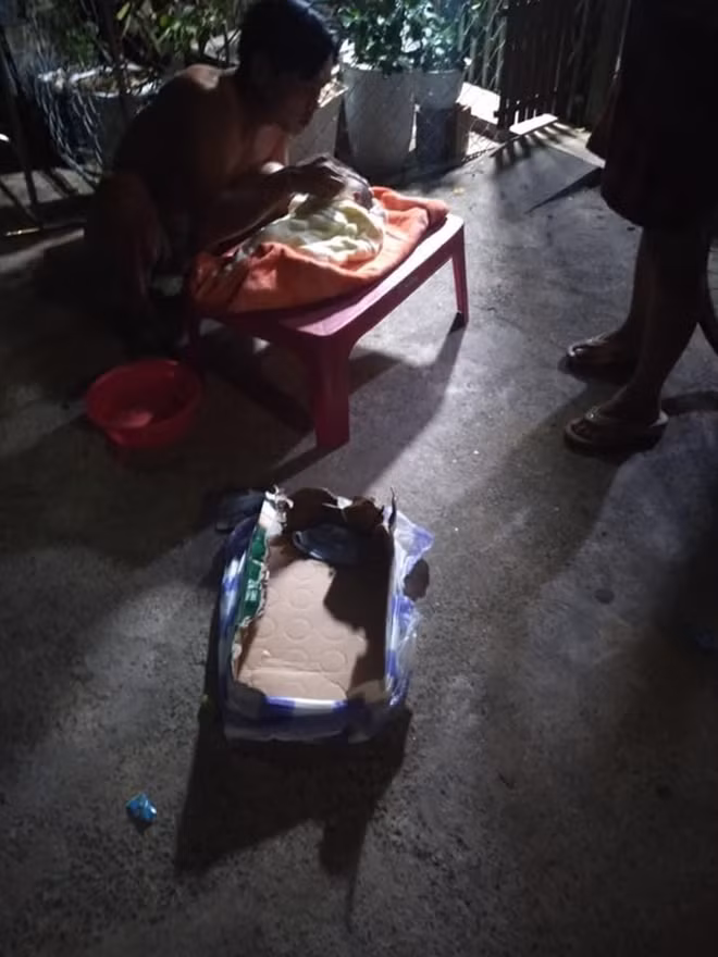 Cháu bé sơ sinh bị bỏ bên vệ đường được người dân phát hiện đưa đi cứu chữa kịp thời.