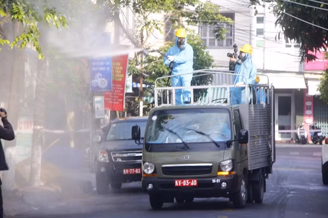 Đà Nẵng phỏng tỏa toàn bộ chợ Đống Đa vào 0h ngày 7/5, sáng cùng ngày lực lượng chức năng đã tiến hành phun khử trùng, truy vết và xét nghiệm SARS-CoV-2 cho tất cả tiểu thương chợ.