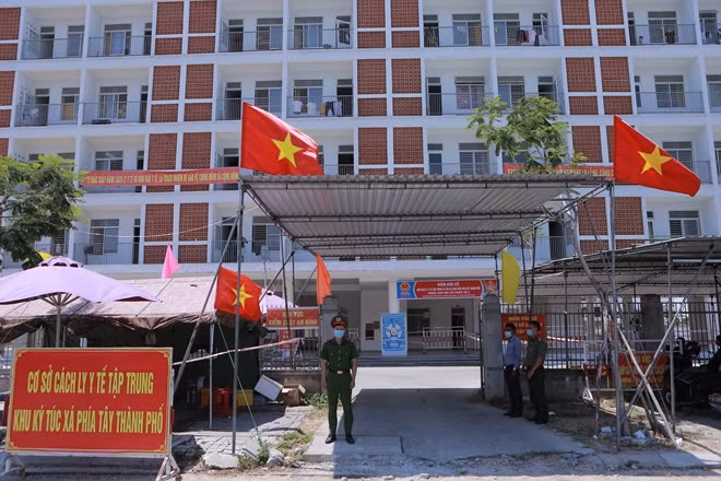 Công an Đà Nẵng tuyến đầu phối hợp với lực lượng lập ra các phương án vừa đúng quy định pháp luật, vừa đảm bảo cho các bệnh nhân, F1, F2 tại các bệnh viện, khu cách ly tập trung được thực hiện quyền và nghĩa vụ công dân một cách an toàn nhất.