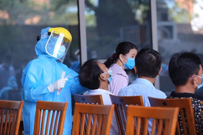 Gần 1.400 người làm việc tại tòa nhà Trung tâm hành chính (TTHC) TP Đà Nẵng đã phải lấy mẫu xét nghiệm COVID-19 vào ngày 9/5.