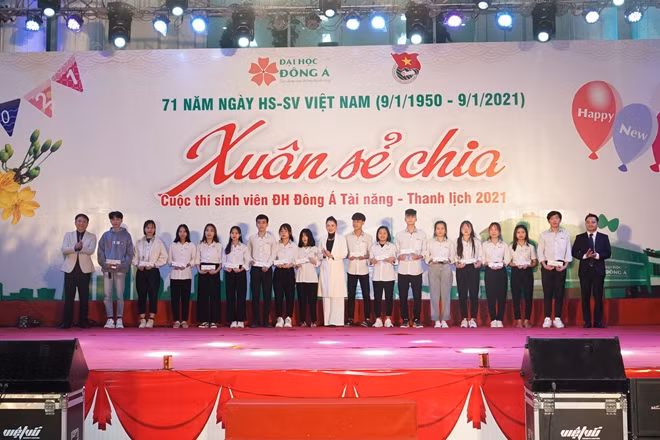 Trao tặng gần 250 vé xe về Tết cho sinh viên có hoàn cảnh khó khăn của miền Trung.