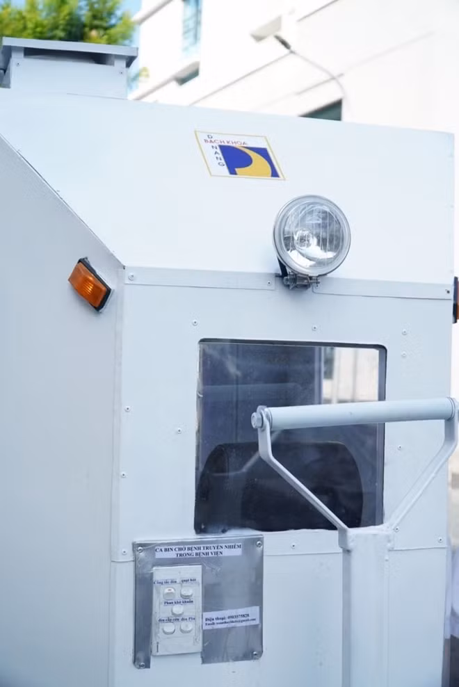 Cận cảnh các nút điều khiển cabin chở bệnh nhân COVID-19.