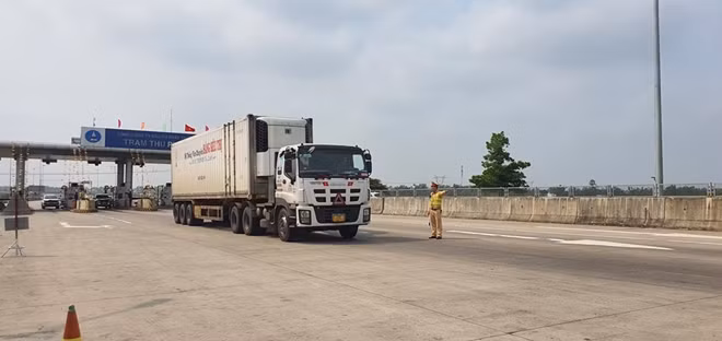 Lực lượng CSGT làm nhiệm vụ trên cao tốc Đà Nẵng – Quãng Ngãi.