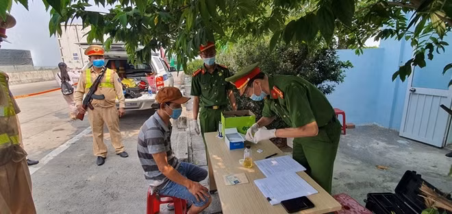 Lực lượng chức năng kịp thời phát hiện, ngăn chặn và xử lý nghiêm những trường hợp vi phạm pháp luật về TTATGT, TTXH đối với người điều khiển xe trên đường mà trong cơ thể có chất ma túy, nồng độ cồn.