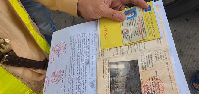 Kiểm tra giấy tờ theo quy định.