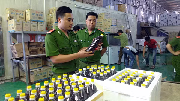 Thu giữ hơn một trăm chai dầu mè không nhãn mác, không nguồn gốc.