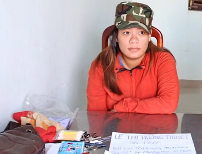 Đối tượng Lê Thị Hương Thuyết sau khi bị bắt giữ . Ảnh : BĐBP