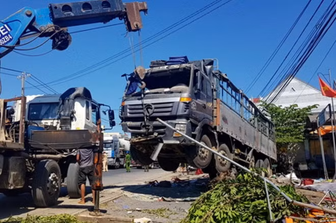 Xe chuyện dụng cẩu kéo xe ô tô tải gây tai nạn ra khỏi hiện trường