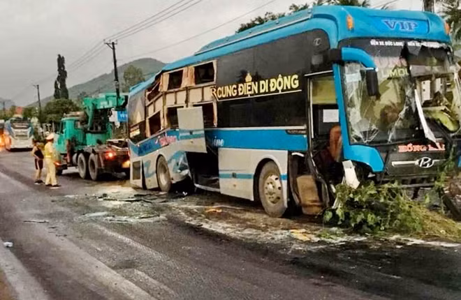 CSGT điều xe cơ giới chuyên dụng cẩu kéo hai xe ô tô khách trong vụ tai nạn ra khỏi hiện trường sau khi kết thúc cuộc khám nghiệm